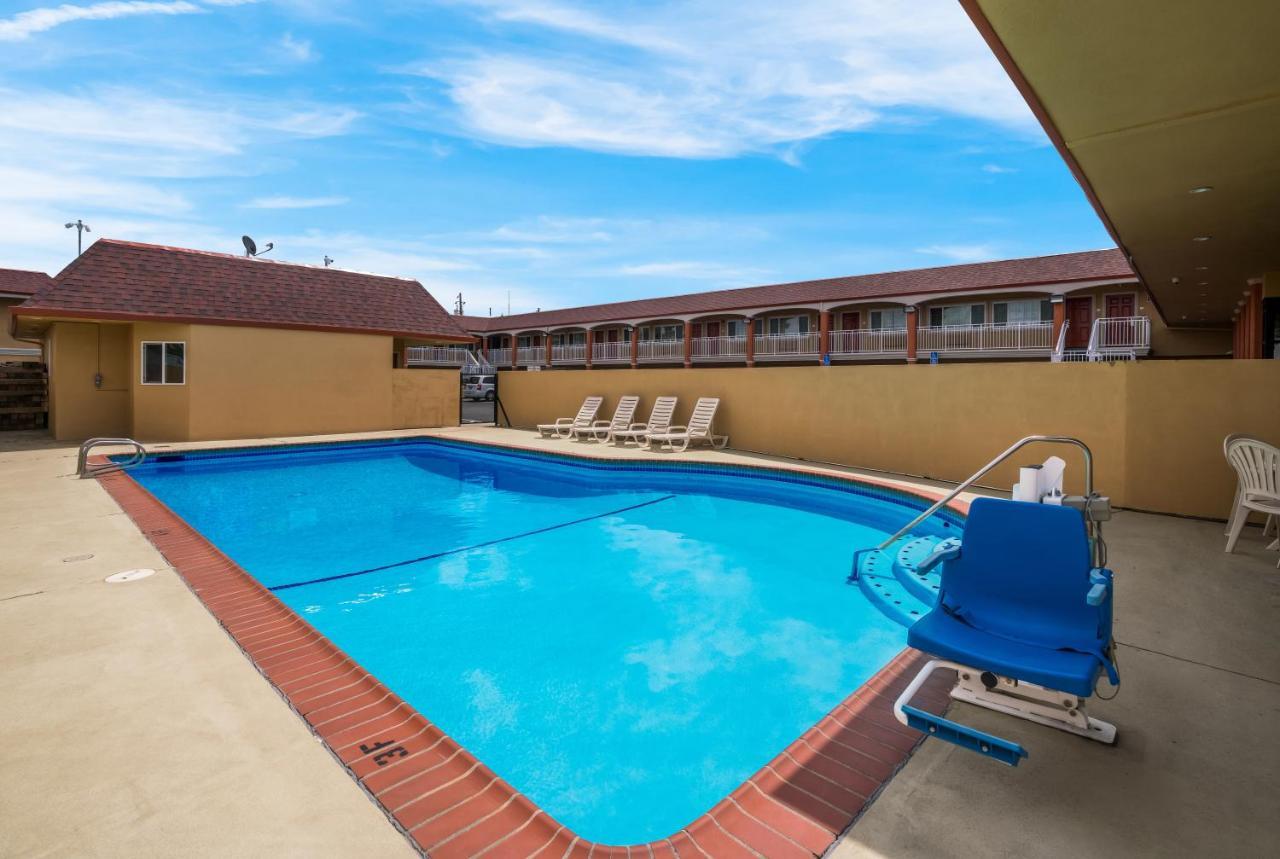 ซูเปอร์ 8 บาย วินด์แฮม แฟร์ฟิลด์ Hotel ภายนอก รูปภาพ